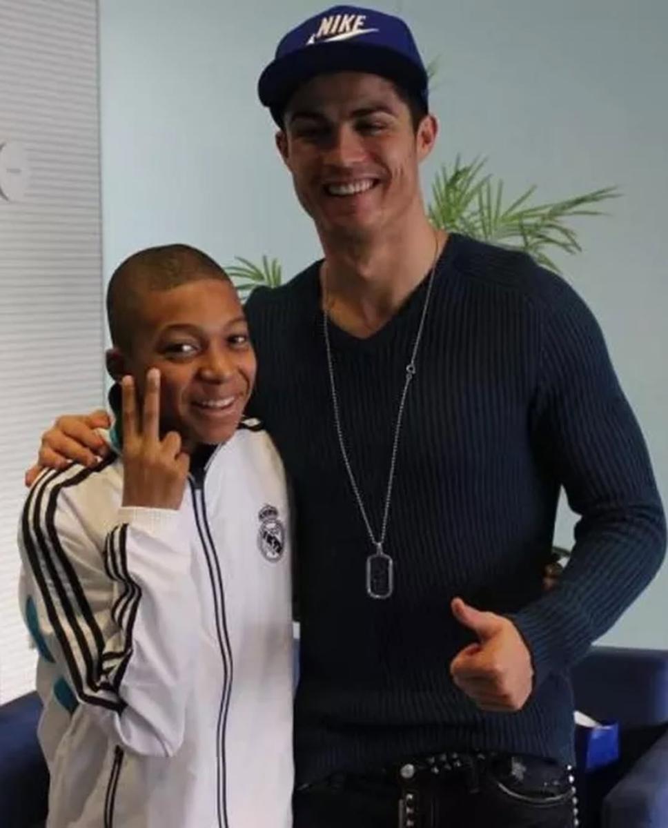 كيليان مبابي Kylian Mbappé - كريستيانو رونالدو Cristiano Ronaldo - ريال مدريد Real Madrid - سانتياغو برنابيو Santiago Bernabéu - أهداف مبابي 2025 - رقم رونالدو القياسي 2013 - احتفال مبابي على طريقة رونالدو - إشبيلية Sevilla - النصر Al Nassr - أخبار كرة القدم العالمية - نجوم كرة القدم في ريال مدريد