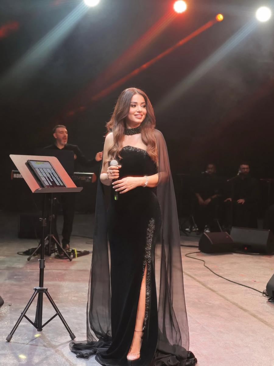 رحمة رياض باطلالة بأناقة لافتة بفستان المخمل والكاب