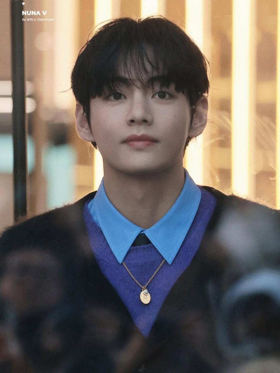 إطلالة كيم تايهونغ من سيلين تبرز موضة الـ Layering الشتوية