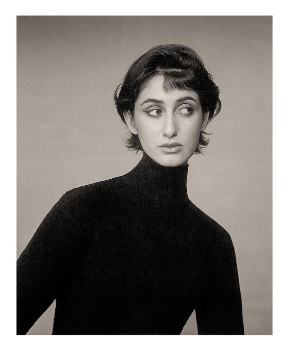 راما دواجي ترتدي توب صوفية سوداء بأسلوب ناعم