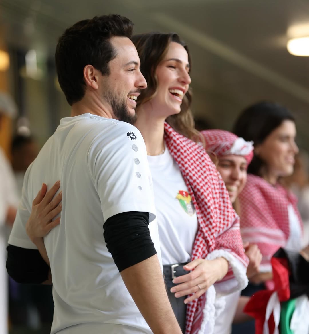 الأميرة رجوة بالشماغ الأردني مع الأمير الحسين