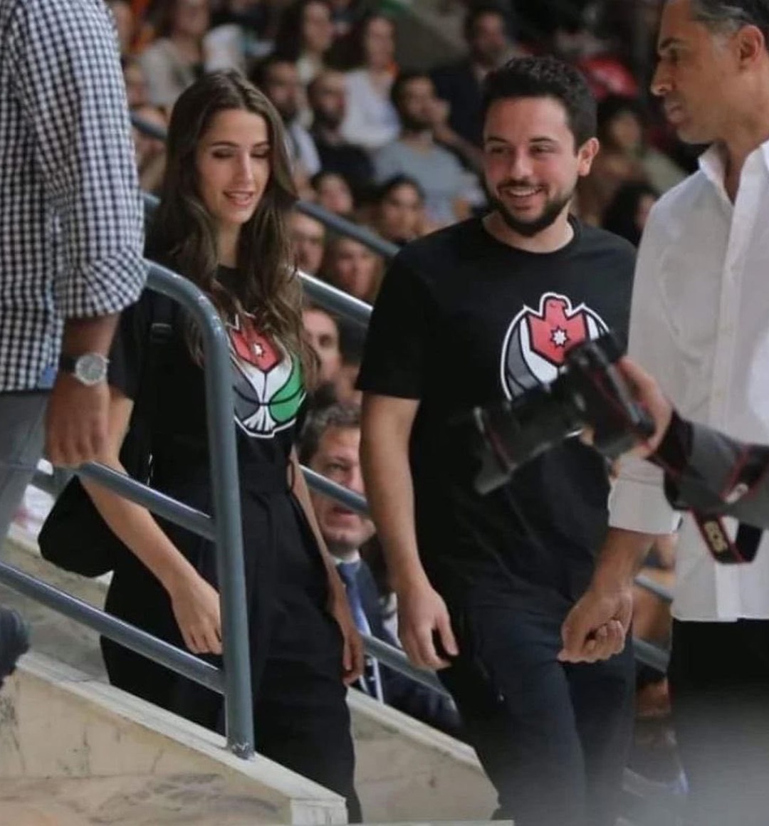 الأميرة رجوة والأمير حسين باطلالات متناغمة 