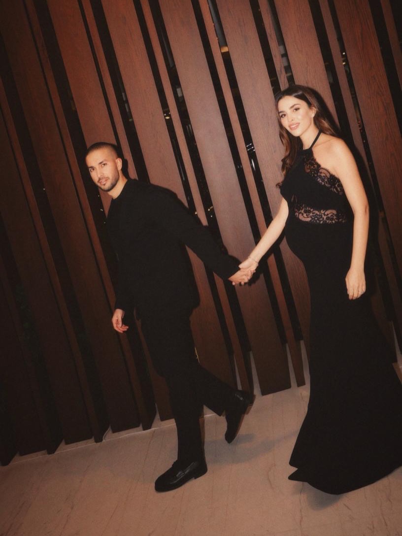 فستان أسود من إيلي صعب يكشف حمل زين قطامي بأسلوب أنيق