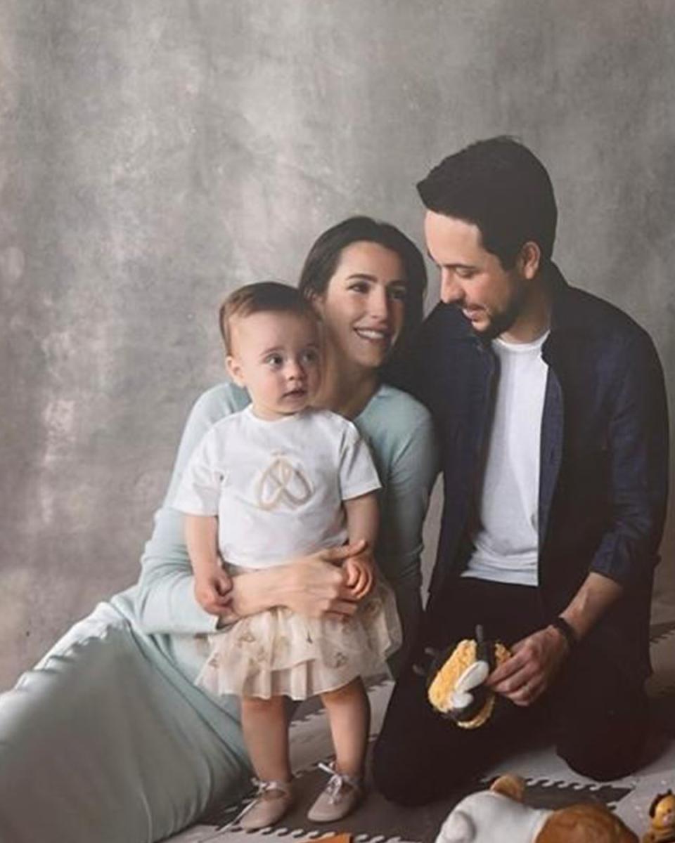 إطلالة عائلية هادئة للأمير الحسين والأميرة رجوة في بطاقة التهنئة