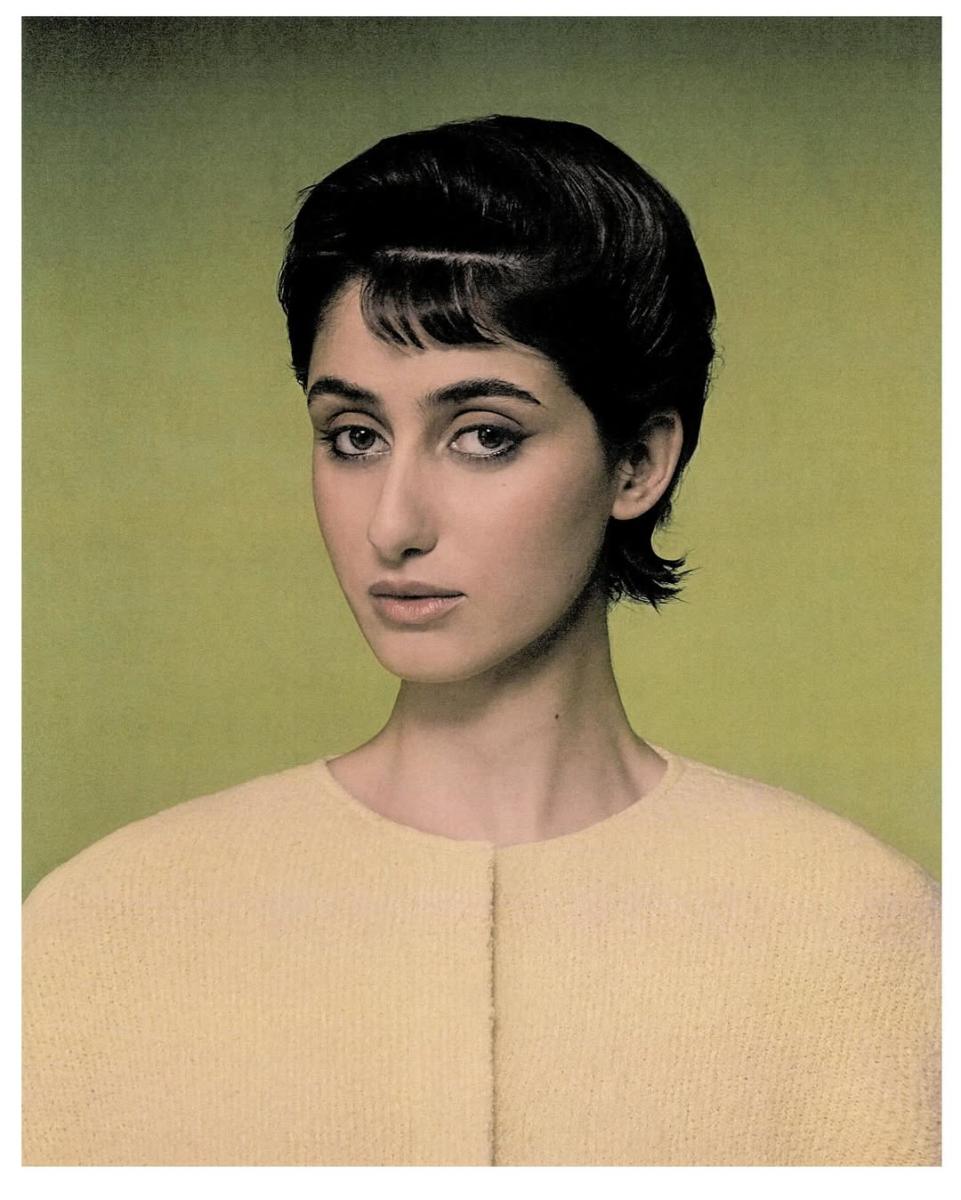 راما دواجي بجاكيت بيج بأسلوب مينيمالي