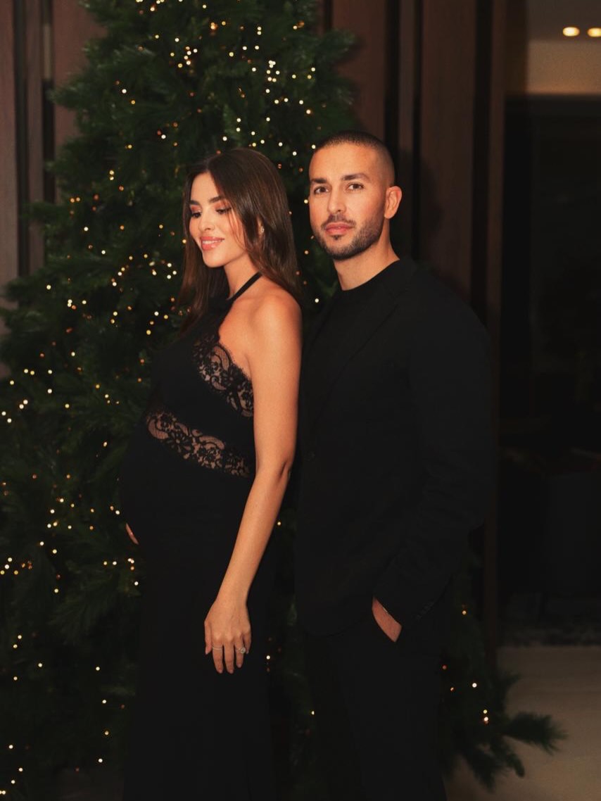 فستان أسود من إيلي صعب يكشف حمل زين قطامي بأسلوب أنيق