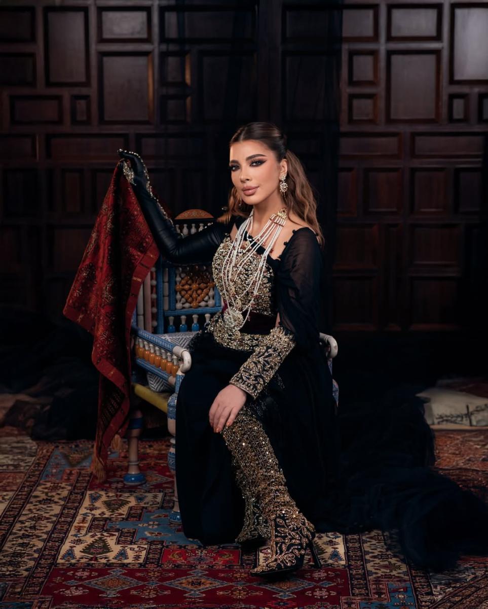 أصالة بفستان أسود بتطريزات ذهبية من توقيع مهرة للمصممة فرح البابطين