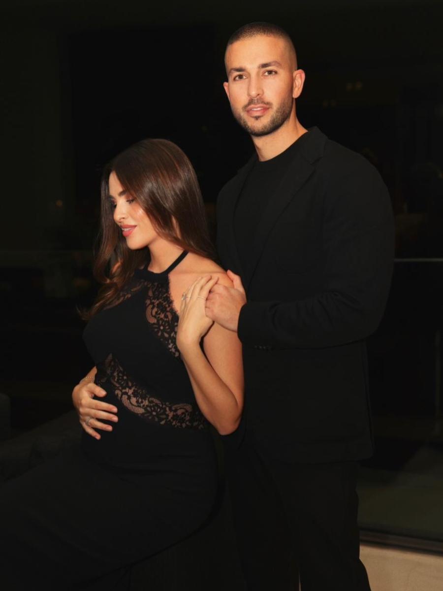 فستان أسود من إيلي صعب يكشف حمل زين قطامي بأسلوب أنيق