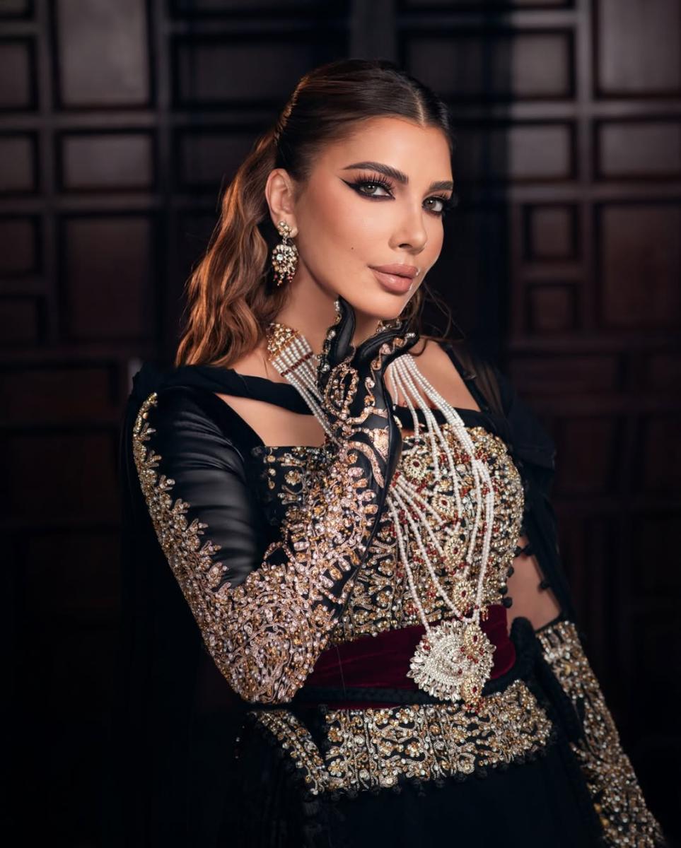 أصالة بفستان أسود بتطريزات ذهبية من توقيع مهرة للمصممة فرح البابطين