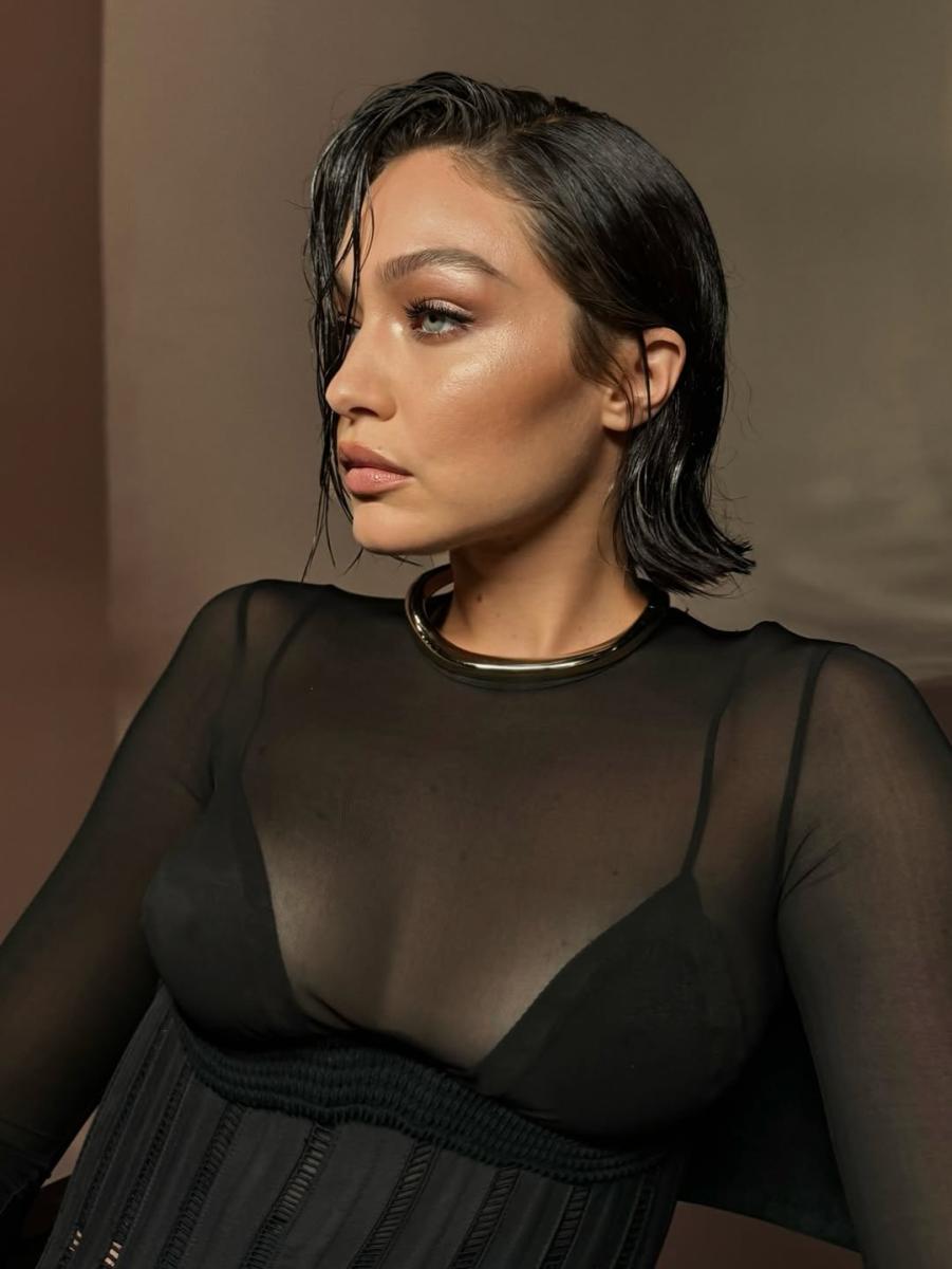 جيجي حديد تتخلى عن الأشقر وتظهر بشعر أسود داكن 