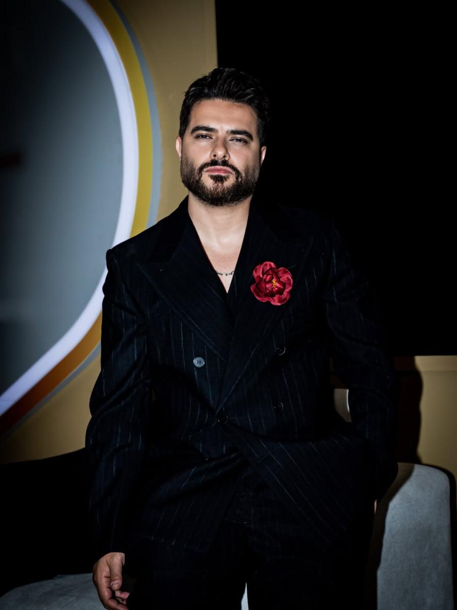 ناصيف زيتون بإطلالة بأسلوب جديد من توقيع برادا