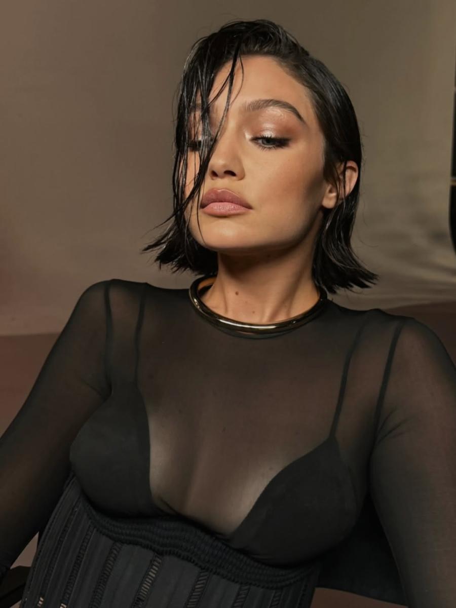 جيجي حديد تتخلى عن الأشقر وتظهر بشعر أسود داكن 