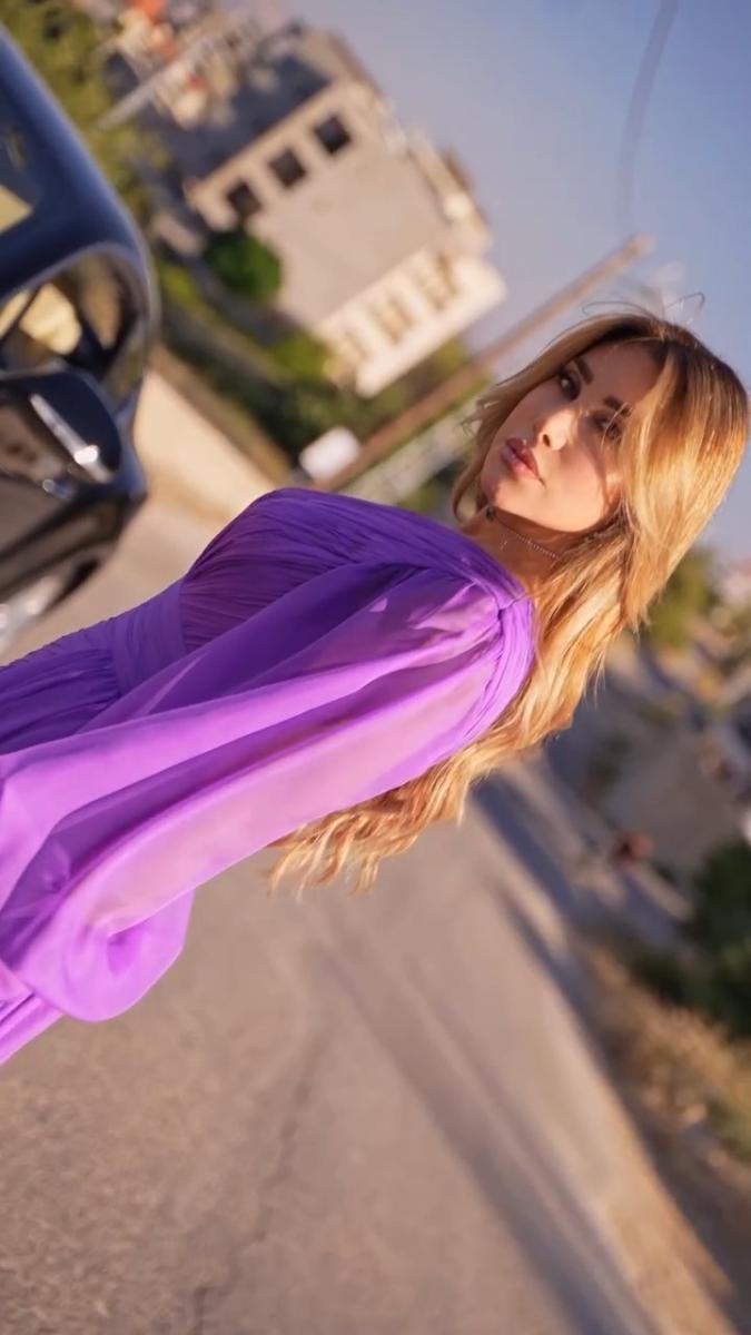 اللمسات الجمالية: نجوى كرم بشعر ناعم ومكياج برونزي مشمشي