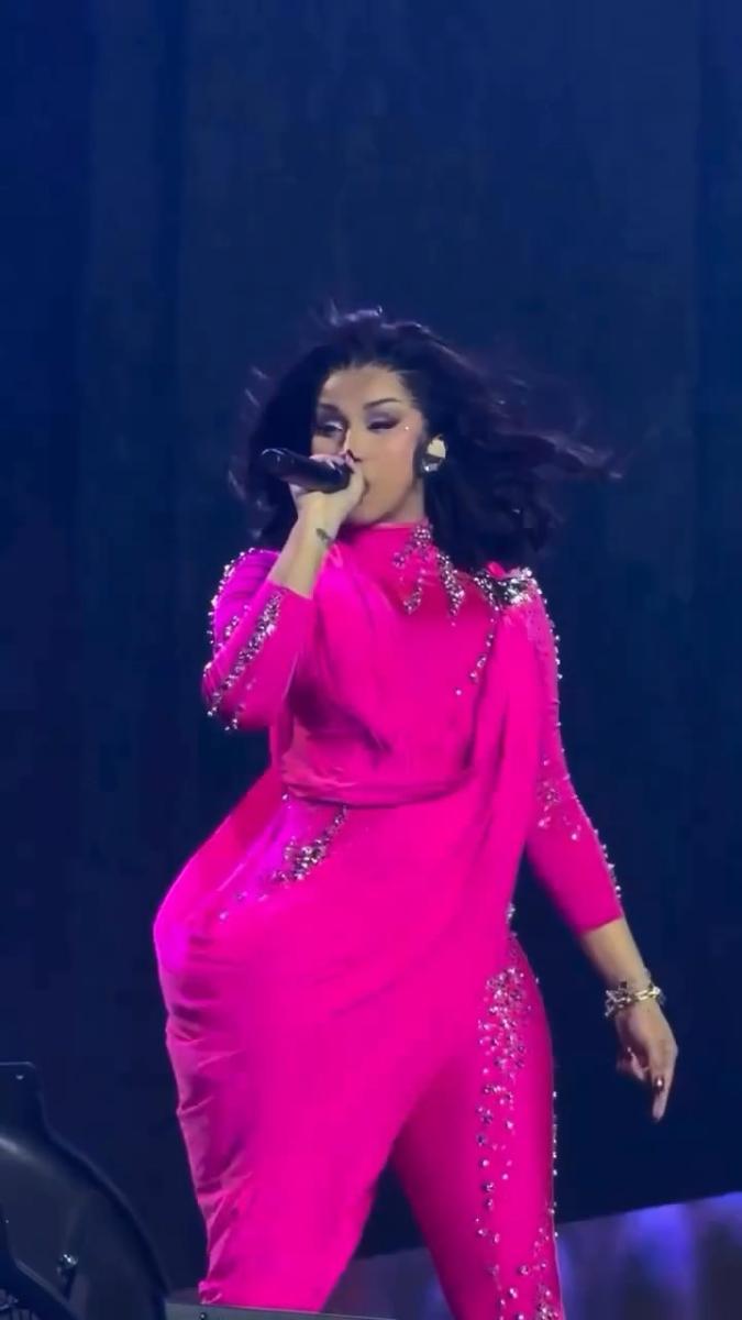 كاردي بي بـ Bodysuit غوراف غوبتا في أول ظهور لها بالسعودية