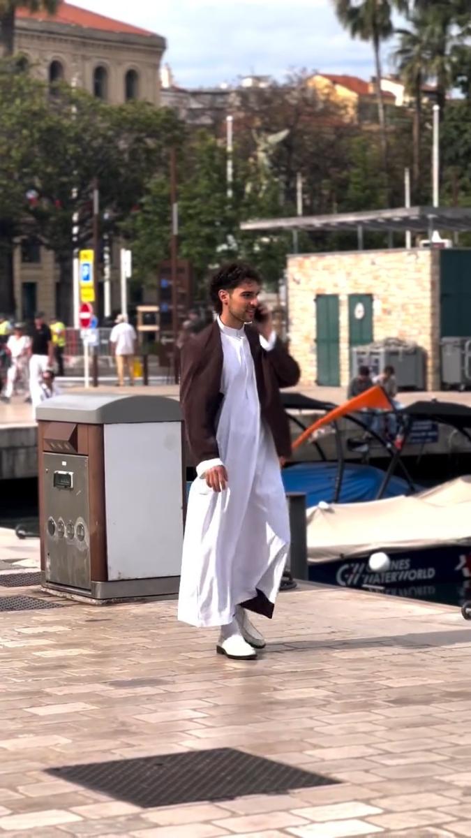 سانت ليفانت في كان بالجلابية البيضاء والبليزر 