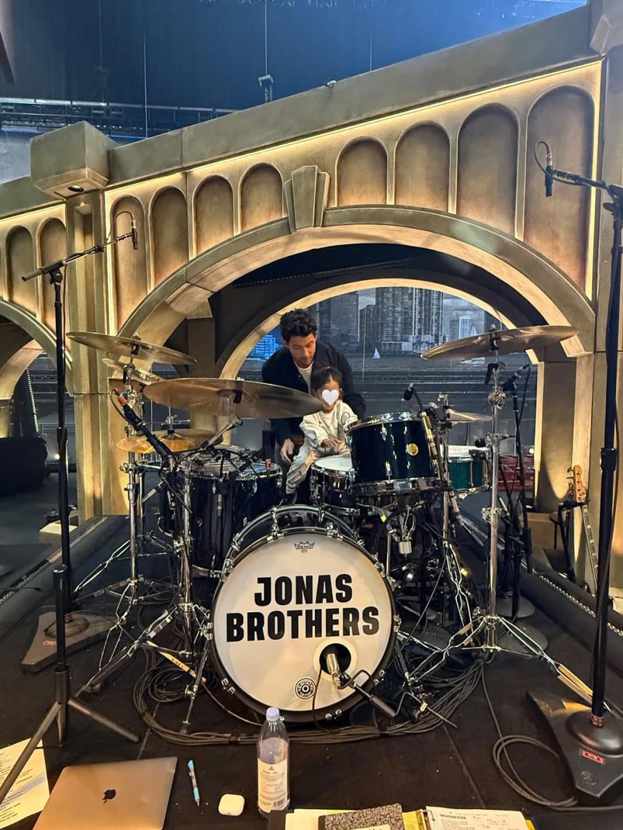 بريانكا شوبرا Priyanka Chopra - نيك جوناس Nick Jonas - مالتي ماري Malti Marie - جوناس براذرز Jonas Brothers - جولة جوناس براذرز 2025 - MetLife Stadium - Citizens Bank Park - Dodger Stadium - Rogers Centre - Wrigley Field - Globe Life Field - جولات موسيقية عالمية - حفلات هوليوود - أخبار المشاهير - PEOPLE Magazine - Love You to Heaven - أخبار بريانكا شوبرا - صور بريانكا شوبرا وعائلتها - نيك جوناس وابنته - كواليس حفلات جوناس براذرز