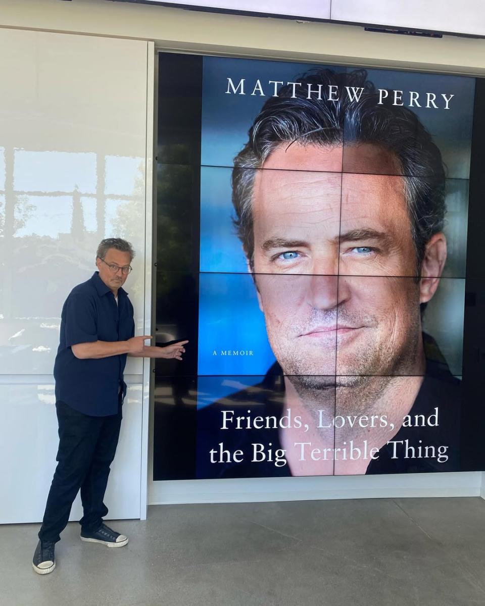 ماثيو بيري Matthew Perry - وفاة ماثيو بيري - قضية ماثيو بيري - ممثل فريندز Friends - تشاندلر بينغ Chandler Bing - جازفين سانغا Jasveen Sangha - لوس أنجلوس Los Angeles - محاكمة جازفين سانغا - ملكة الكيتامين Ketamine Queen - كيتامين Ketamine - وفاة نجم هوليوود - هوليوود Hollywood - كودي ماكلوري Cody McLaury - دي جي خالد DJ Khaled - تشارلي شين Charlie Sheen - سلاش Slash - فريندز Friends cast