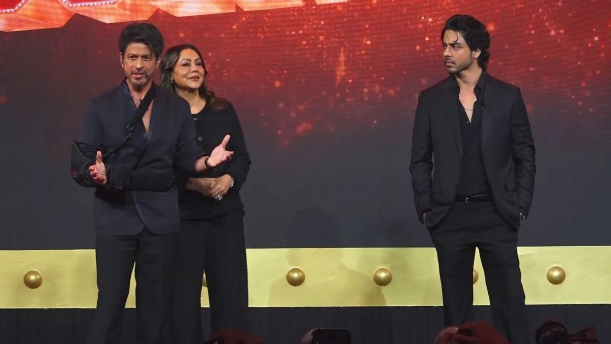 شاروخان Shah Rukh Khan - آريان خان Aryan Khan - مسلسل The Bads of Bollywood نتفليكس Netflix - غوري خان Gauri Khan - بوبي ديول Bobby Deol - مونا سينغ Mona Singh - راجات بيدي Rajat Bedi - جائزة شاروخان الوطنية - فيلم Jawan - فيلم King شاروخان - سوهانا خان Suhana Khan - ديبيكا بادوكون Deepika Padukone - أبهيشيك باتشان Abhishek Bachchan - راني موكيرجي Rani Mukerji - بوليوود Bollywood - أخبار بوليوود اليوم
