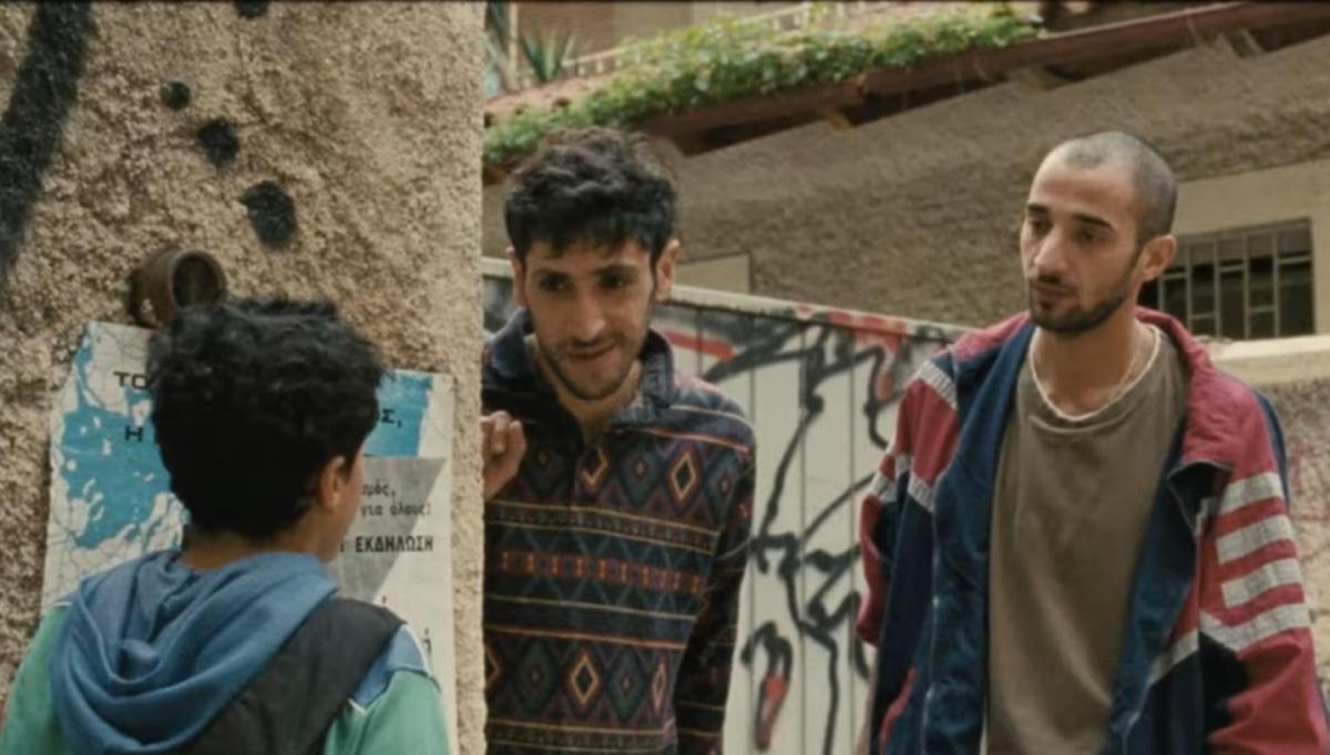 منذر رياحنة على المسرح في مهرجان عمّان السينمائي - لحظة تسلّم منذر رياحنة جائزتي لجنة التحكيم والجمهور - مشهد من فيلم إلى أرض مجهولة عن اللاجئين الفلسطينيين - حضور قوي لفلسطين في مهرجان عمّان السينمائي - أداء مؤثر للفنان الأردني منذر رياحنة في فيلم يعكس واقع المنفى واللجوء