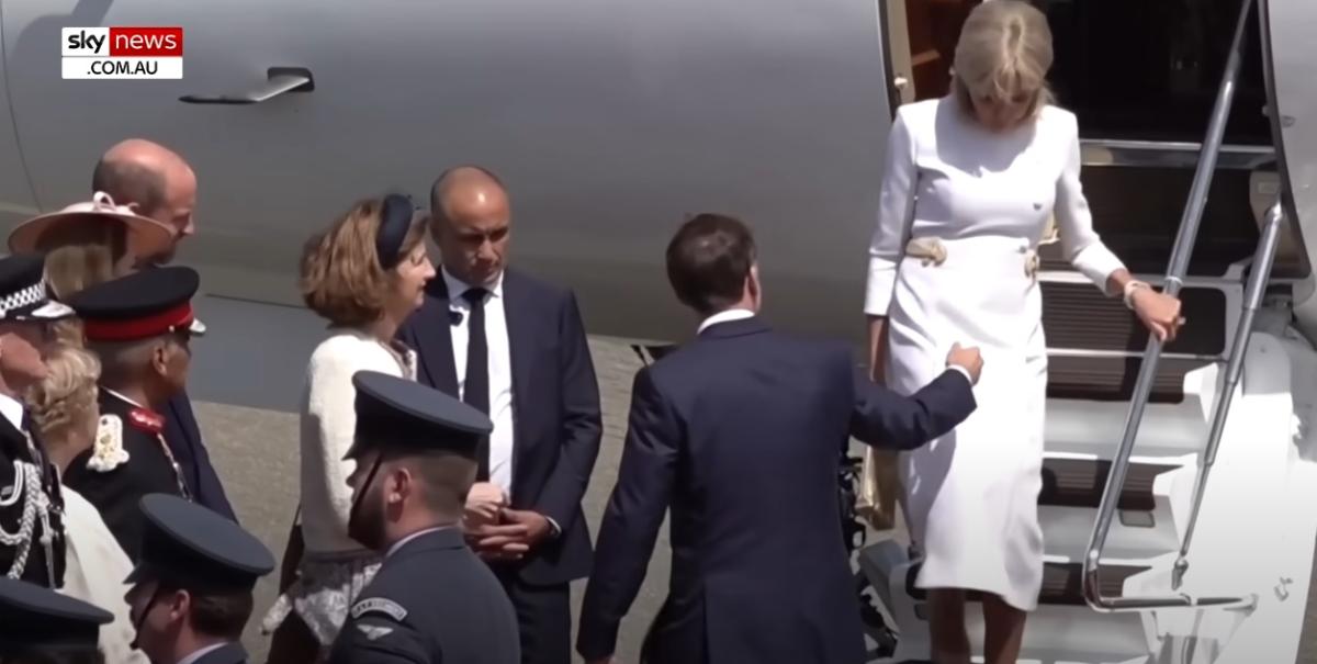 بريجيت ماكرون تتجاهل ماكرون - Emmanuel Macron Brigitte Macron video - زيارة ماكرون إلى لندن - فضيحة بريجيت ماكرون - رفض يد ماكرون - الرئيس الفرنسي وزوجته - Emmanuel Macron UK visit - بريجيت ماكرون تدفع ماكرون - Macron Brigitte viral video - سلاح الجو الملكي نورثولت RAF Northolt - لقطة بريجيت وماكرون - Prince William Catherine welcome Macron - لقاء ماكرون والملك تشارلز - Brigitte Macron ignores Macron hand - Emmanuel Macron red carpet awkward moment