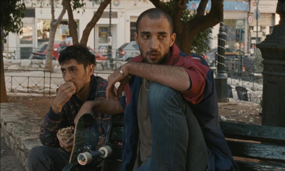منذر رياحنة على المسرح في مهرجان عمّان السينمائي - لحظة تسلّم منذر رياحنة جائزتي لجنة التحكيم والجمهور - مشهد من فيلم إلى أرض مجهولة عن اللاجئين الفلسطينيين - حضور قوي لفلسطين في مهرجان عمّان السينمائي - أداء مؤثر للفنان الأردني منذر رياحنة في فيلم يعكس واقع المنفى واللجوء