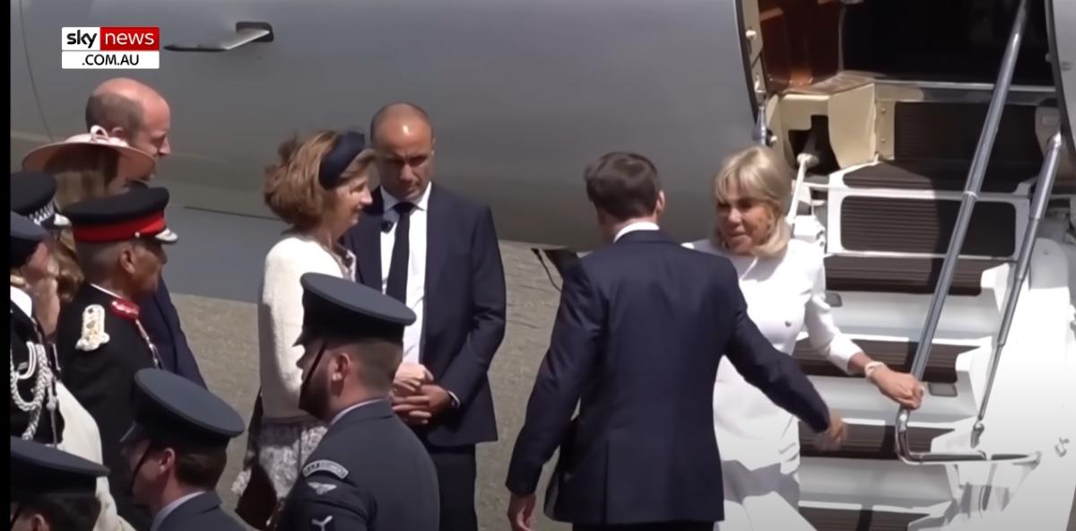 بريجيت ماكرون تتجاهل ماكرون - Emmanuel Macron Brigitte Macron video - زيارة ماكرون إلى لندن - فضيحة بريجيت ماكرون - رفض يد ماكرون - الرئيس الفرنسي وزوجته - Emmanuel Macron UK visit - بريجيت ماكرون تدفع ماكرون - Macron Brigitte viral video - سلاح الجو الملكي نورثولت RAF Northolt - لقطة بريجيت وماكرون - Prince William Catherine welcome Macron - لقاء ماكرون والملك تشارلز - Brigitte Macron ignores Macron hand - Emmanuel Macron red carpet awkward moment