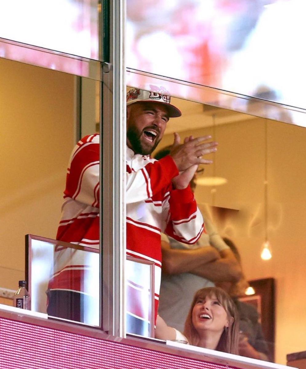 تايلور سويفت Taylor Swift - ترافيس كيلسي Travis Kelce - خطوبة تايلور سويفت - خطوبة ترافيس كيلسي - تايلور سويفت خاتم الخطوبة - تايلور سويفت أروهيد Arrowhead Stadium - ترافيس كيلسي Kansas City Chiefs - تايلور سويفت وترافيس كيلسي أول ظهور - تايلور سويفت ساو باولو São Paulo - تايلور سويفت البرازيل Brazil - تايلور سويفت وترافيس كيلسي كرة القدم الأمريكية