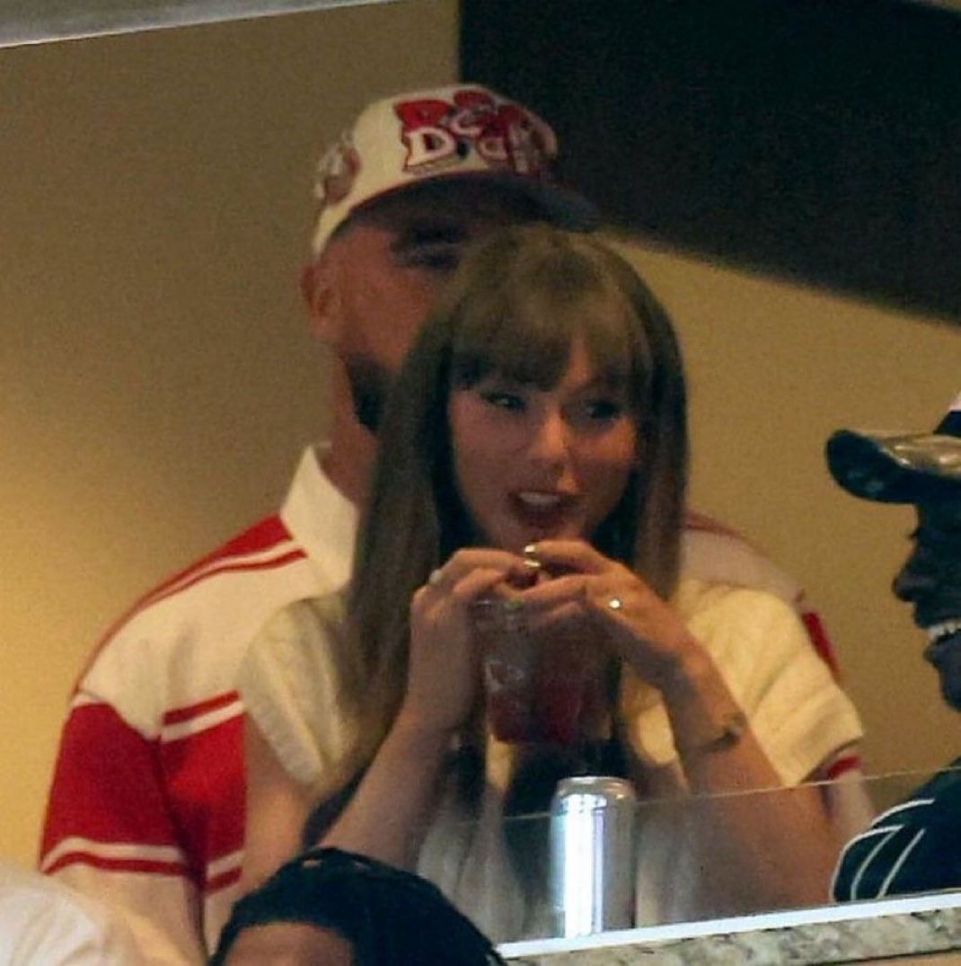 تايلور سويفت Taylor Swift - ترافيس كيلسي Travis Kelce - خطوبة تايلور سويفت - خطوبة ترافيس كيلسي - تايلور سويفت خاتم الخطوبة - تايلور سويفت أروهيد Arrowhead Stadium - ترافيس كيلسي Kansas City Chiefs - تايلور سويفت وترافيس كيلسي أول ظهور - تايلور سويفت ساو باولو São Paulo - تايلور سويفت البرازيل Brazil - تايلور سويفت وترافيس كيلسي كرة القدم الأمريكية