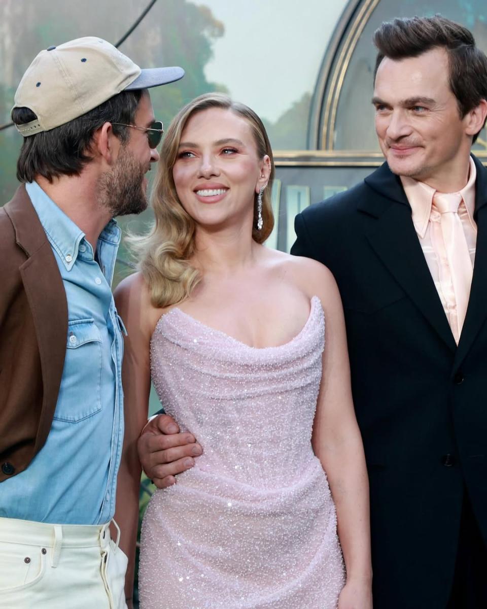فيلم Jurassic World Rebirth - العرض الأول في لندن - سكارليت جوهانسون Scarlett Johansson - ماهرشالا علي Mahershala Ali - جوناثان بيلي Jonathan Bailey - غاريث إدواردز Gareth Edwards - ديناصور دولوريس Delores - David Koepp - Universal Pictures - Jurassic Park - موسيقى جون ويليامز John Williams - ألكسندر ديسبلا Alexandre Desplat - Odeon Luxe Leicester Square - Donna Langley - Peter Cramer - موعد عرض Jurassic World Rebirth - Jurassic World Dominion - أحداث Jurassic الجديدة - Jurassic World Rebirth قصة الفيلم - السجادة الخضراء Jurassic World - نجوم Jurassic World Rebirth