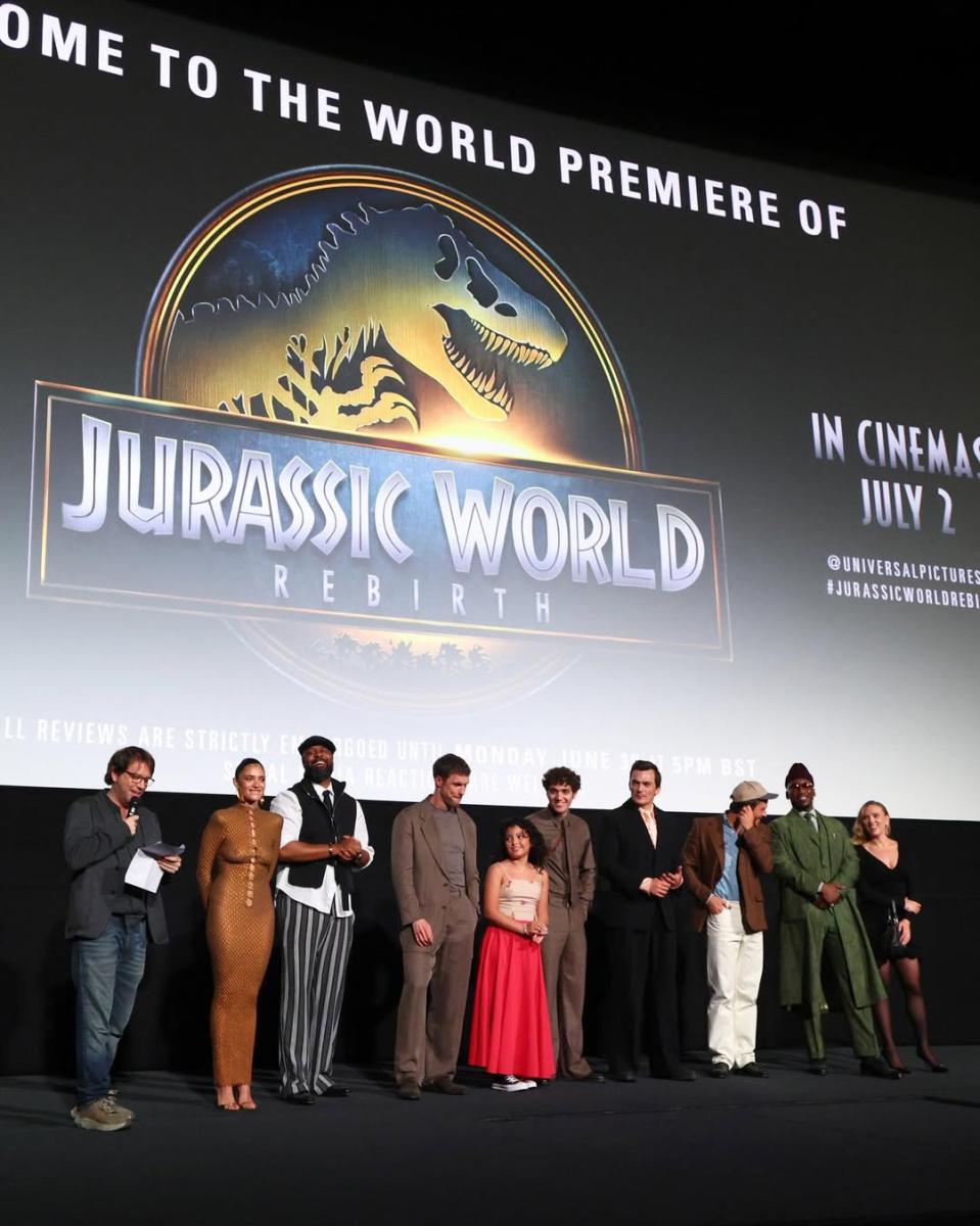 فيلم Jurassic World Rebirth - العرض الأول في لندن - سكارليت جوهانسون Scarlett Johansson - ماهرشالا علي Mahershala Ali - جوناثان بيلي Jonathan Bailey - غاريث إدواردز Gareth Edwards - ديناصور دولوريس Delores - David Koepp - Universal Pictures - Jurassic Park - موسيقى جون ويليامز John Williams - ألكسندر ديسبلا Alexandre Desplat - Odeon Luxe Leicester Square - Donna Langley - Peter Cramer - موعد عرض Jurassic World Rebirth - Jurassic World Dominion - أحداث Jurassic الجديدة - Jurassic World Rebirth قصة الفيلم - السجادة الخضراء Jurassic World - نجوم Jurassic World Rebirth