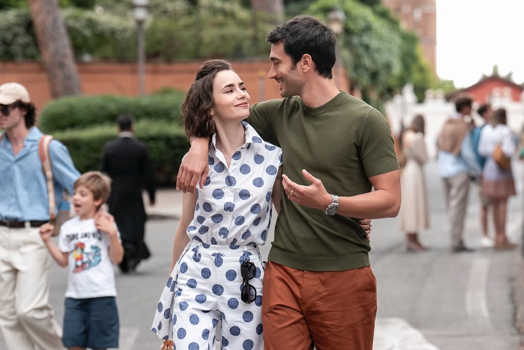 دييغو بوريلا - Diego Borella - Emily in Paris - ليلي كولينز Lily Collins - آشلي بارك Ashley Park - Paramount Television Studios - فينيسيا Venice - فندق Danieli Hotel - نوبة قلبية مفاجئة - تصوير مسلسل أمريكي في إيطاليا - الموسم الخامس Emily in Paris - كواليس تصوير Emily in Paris - مشاهير هوليوود - أخبار هوليوود - فنانون أمريكيون - مسلسل كوميدي رومانسي أمريكي - نجوم أمريكيين في أوروبا - وفاة مساعد مخرج