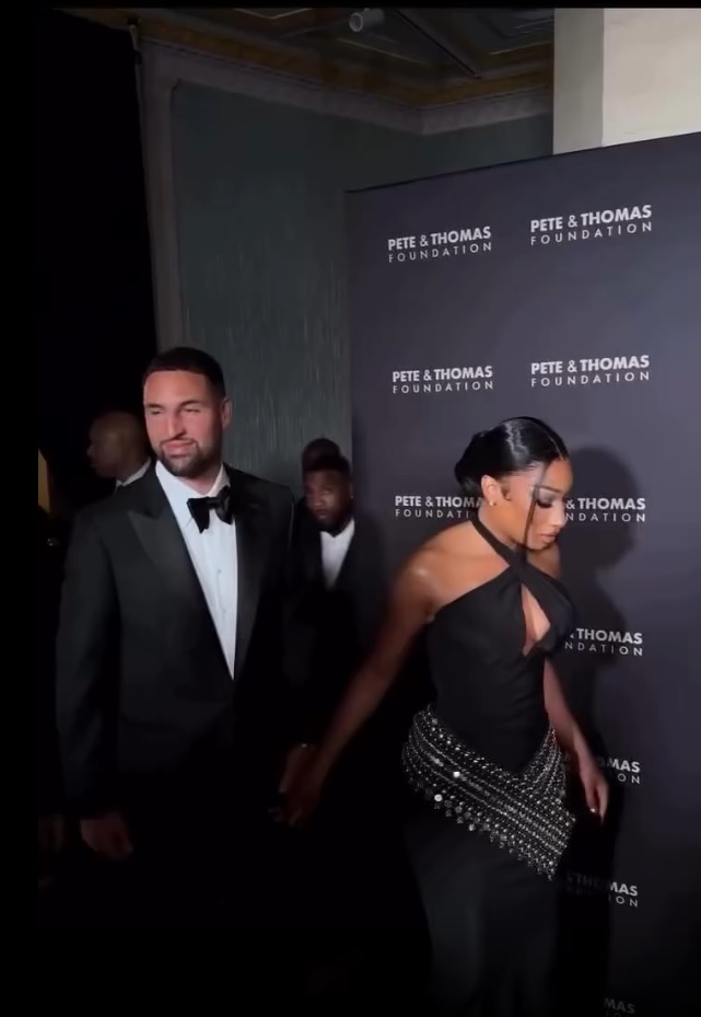 Megan Thee Stallion - ميغان ذي ستاليون - Klay Thompson - كلاي طومسون - Pete & Thomas Foundation - مؤسسة بيت وتوماس - Megan Thee Stallion red carpet - إطلالة ميغان ذي ستاليون - Klay Thompson girlfriend - حبيبة كلاي طومسون - Houston charity event - فعالية خيرية في هيوستن - celebrity couple news - أخبار الثنائيات العالمية - US Weekly interview - مقابلة US Weekly - Megan and Klay relationship - علاقة ميغان وكلاي - Pete and Thomas Gala 2025 - حفل Pete & Thomas Gala 2025 - NBA stars dating rappers - نجم NBA ومغنية راب - Megan black gown - فستان أسود ميغان - Klay Thompson tuxedo - بدلة كلاي طومسون الرسمية - Hollywood couples red carpet - ثنائيات هوليوود على السجادة الحمراء