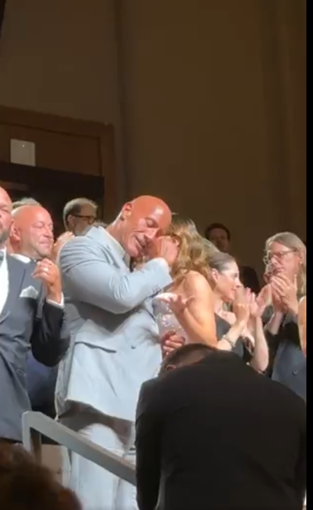 دواين جونسون - دوين جونسون - Dwayne Johnson - ذا روك - The Rock - فيلم The Smashing Machine - مارك كير Mark Kerr - مهرجان فينيسيا Venice Film Festival - تصفيق 15 دقيقة - خسارة وزن دوين جونسون - إطلالة دوين جونسون - موعد عرض فيلم The Smashing Machine - دايلي ميل Daily Mail - أوزيمبك Ozempic - أخبار هوليوود - أفلام 2025 - the rock transformation - dwayne johnson venice film festival - dwayne johnson weight loss - 