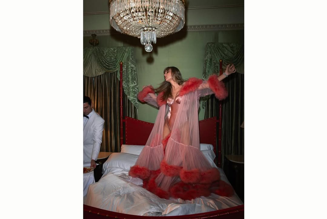 تايلور سويفت Taylor Swift - ترافيس كيلسي Travis Kelce - ألبوم The Life of a Showgirl - أغاني تايلور سويفت الجديدة - The Fate of Ophelia - Opalite - Eldest Daughter - Wi$h Li$t - Wood - Honey - Eras Tour - بودكاست New Heights - سيلينا غوميز Selena Gomez - William Shakespeare Hamlet - Amazon Music - BBC 1 - Heart Breakfast