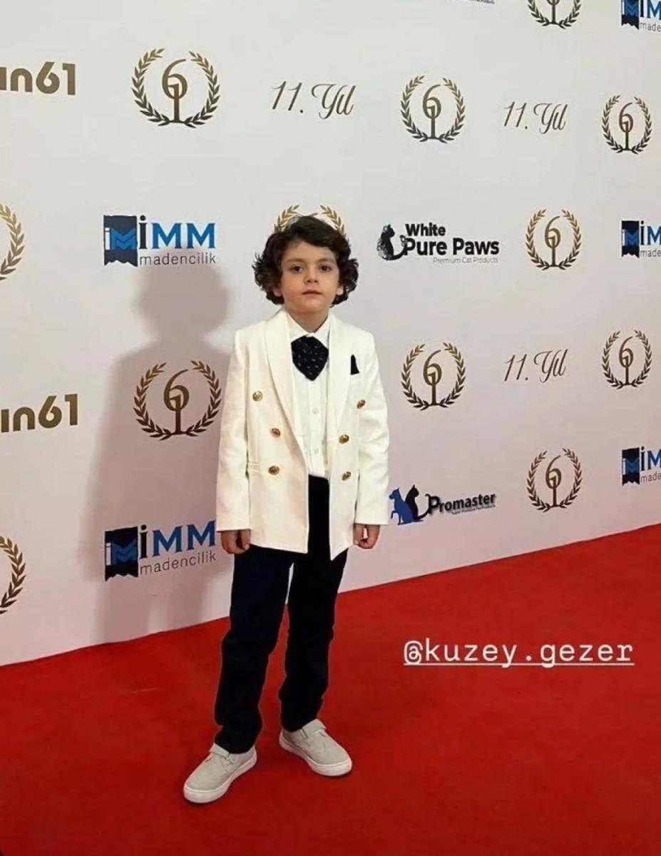 Kuzey Gezer - كوزاي جيزير - Uzak Şehir - المدينة البعيدة - Sinem Ünsal - Ozan Akbaba - Altın 61 Ödülleri - أفضل طفل ممثل - مسلسل تركي - Yasak Elma - نجوم الدراما التركية