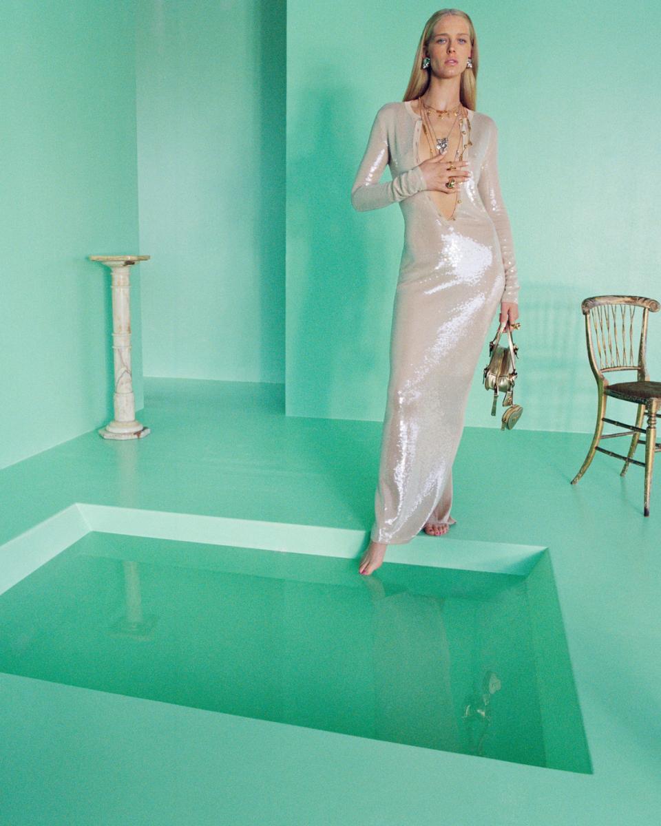 سابرينا كاربنتر تتألق في حملة Versace الجديدة لمجموعة  La Vacanza 2025