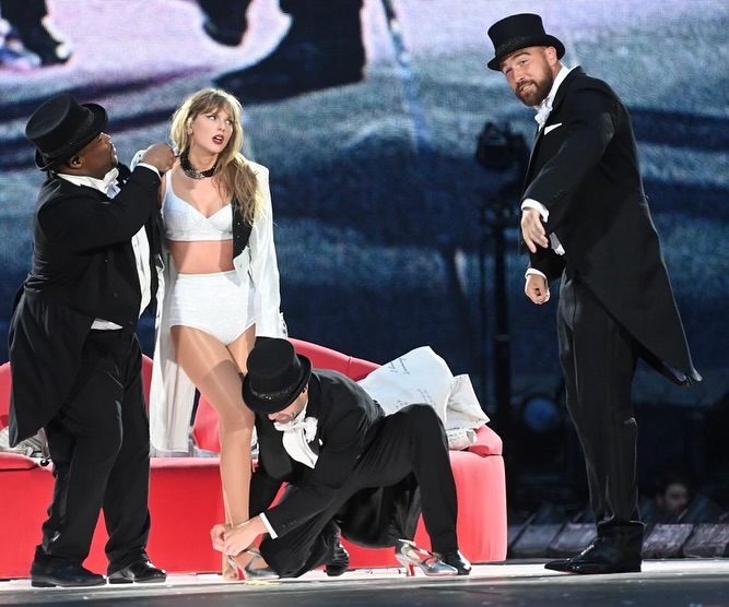 تايلور سويفت - Taylor Swift - ترافيس كيلسي - Travis Kelce - زواج تايلور سويفت - زفاف تايلور سويفت - زواج المشاهير 2025 - Eras Tour - حفلة زواج تانر كوروم - Samantha Peck - مشاهير هوليوود - تايلور سويفت وترافيس كيلسي - علاقة تايلور سويفت - Swifties - Travis Kelce NFL - زواج سري - Knoxville Tennessee wedding - حفل زفاف تينيسي - Taylor Swift marriage rumors - E! News تصريحات - تايلور سويفت تينيسي - حفلات Eras Tour