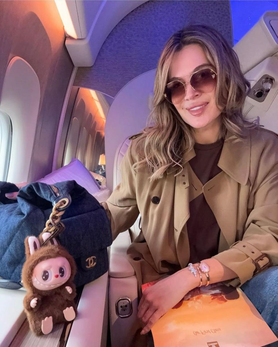 زويا صقر تسافر بحقيبة شانيل Chanel المزينة بـ لابوبو LaBubu