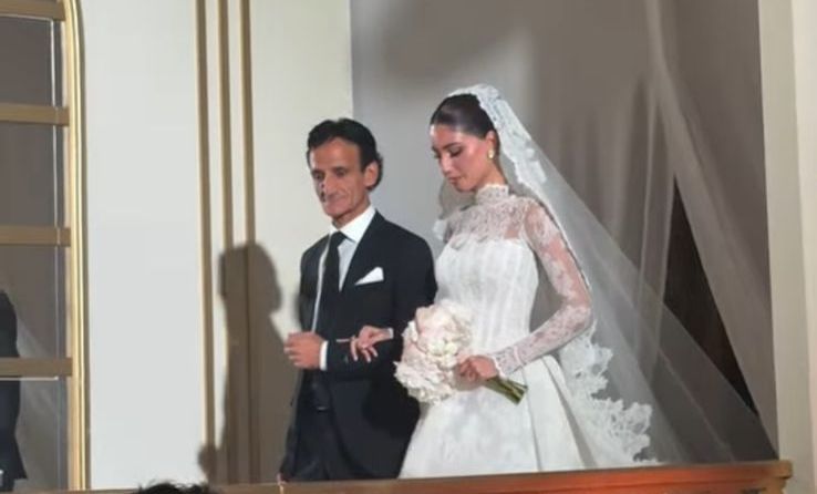 شيرين بيوتي بشعر مشدود ومكياج ناعم بلمسات برونزية 