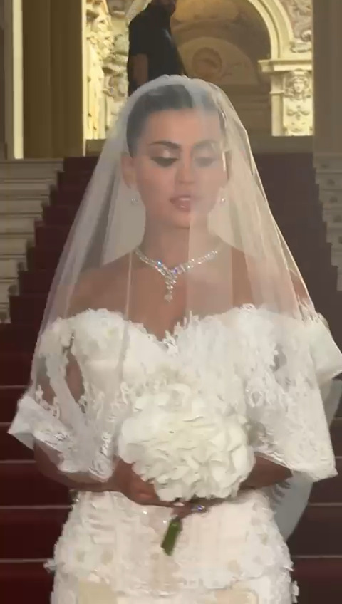 يومي بيوتي بطابع جمالي ناعم وشعر مرفوع 