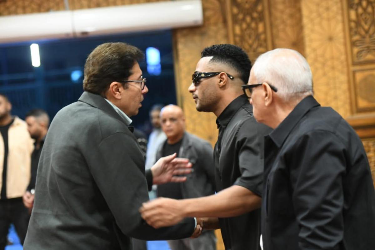 محمد رمضان – أحمد عبد الله – عزاء السيناريست – وفاة المؤلف المصري – نجوم مصر حضور العزاء – الوسط الفني المصري