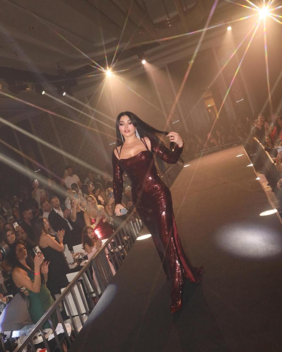 هيفاء وهبي بفستان من الترتر من رامي سلمون في عمّان