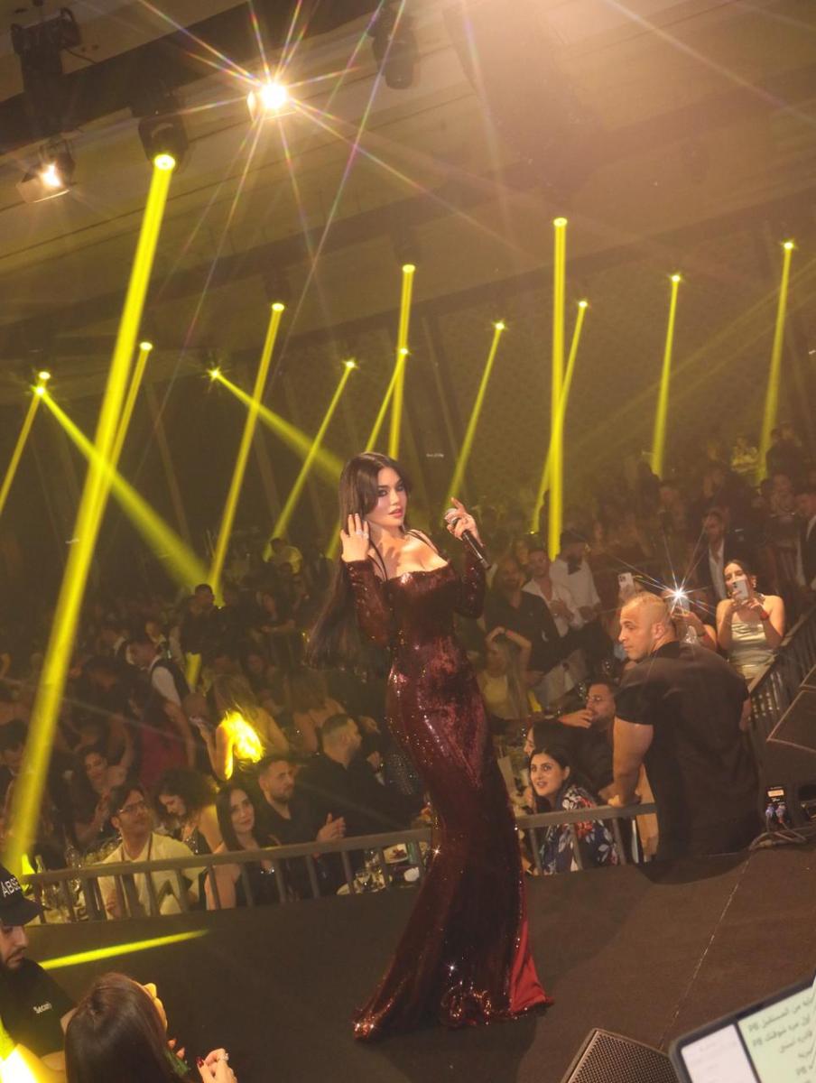 هيفاء وهبي بفستان من الترتر من رامي سلمون في عمّان