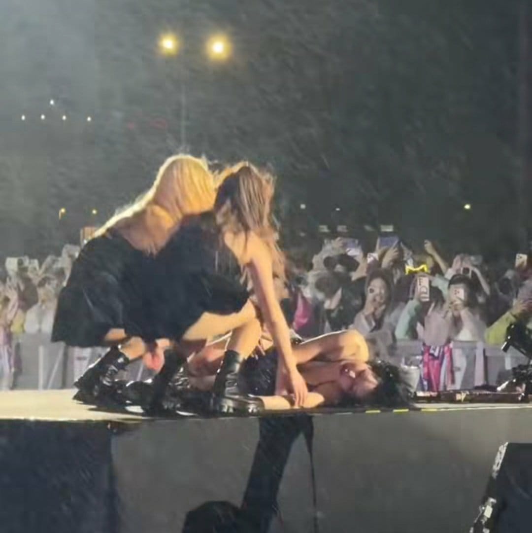 هيونا HyunA - انهيار هيونا على المسرح - مهرجان Waterbomb 2025 ماكاو - فقدان الوزن السريع K-pop - معايير الجمال في كوريا - صحة الفنانين الكوريين - vasovagal syncope هيونا - اعتذار هيونا للجمهور - أخبار هيونا اليوم - وكالتها At Area