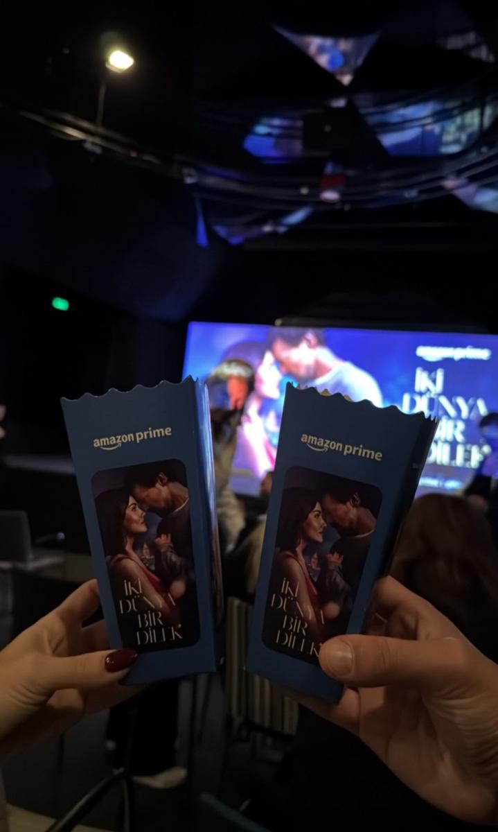 مع استمرار تداول الفيديو، يواصل الجمهور الحديث عن “دموع غمزة”، التي أضافت لمسة إنسانية على الحدث، ورسّخت لحظة قوية تُظهر مدى الترابط العائلي حول هاندا في رحلتها الفنية، وتعكس كيف يمكن للحظات العفوية أن تضيف قيمة إنسانية وتجعل الجمهور أقرب إلى الفنانين.