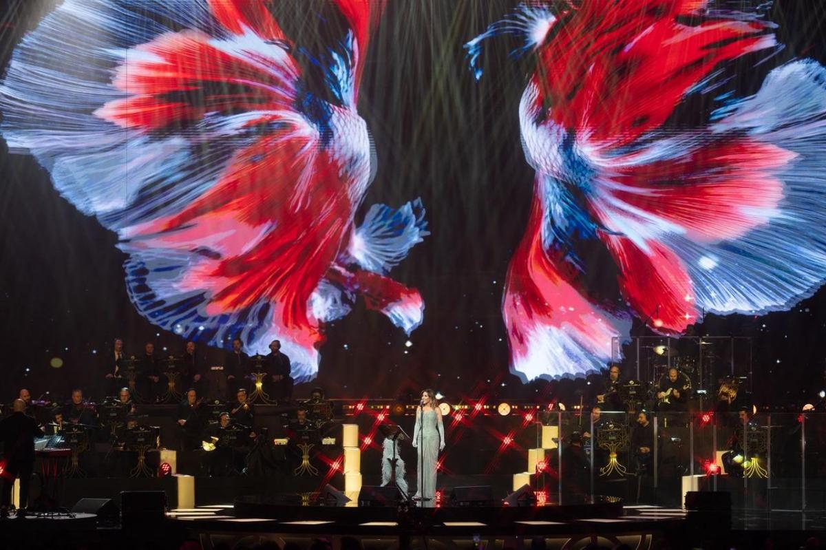 نجوى كرم في موسم الرياض بفستان مخملي من رامي قاضي