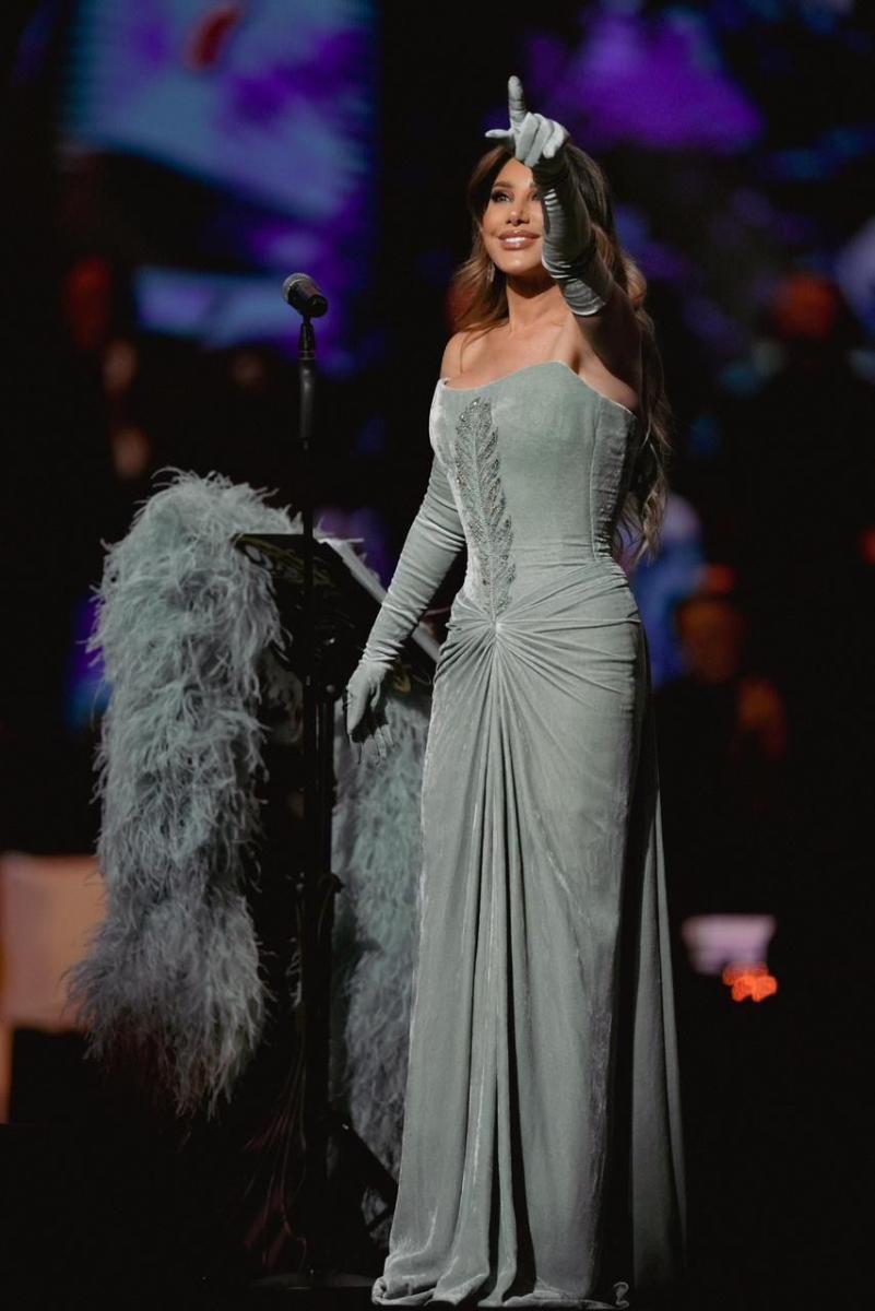 نجوى كرم في موسم الرياض بفستان مخملي من رامي قاضي