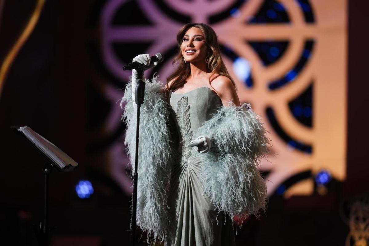 نجوى كرم في موسم الرياض بفستان مخملي من رامي قاضي