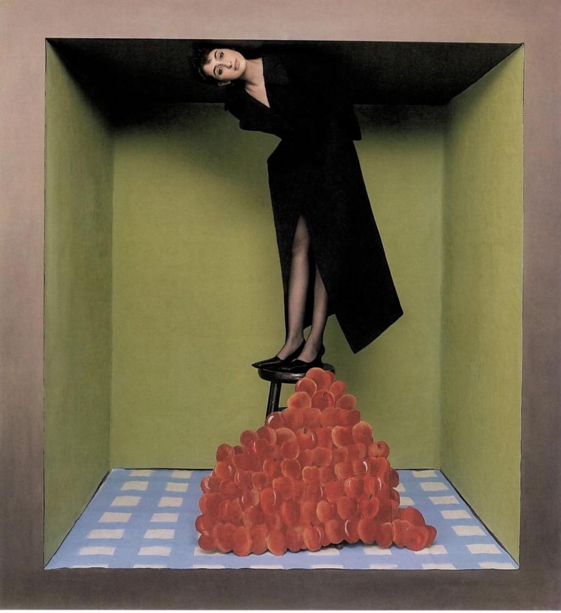 راما دواجي بمعطف أسود كلاسيكي بتفاصيل قوية