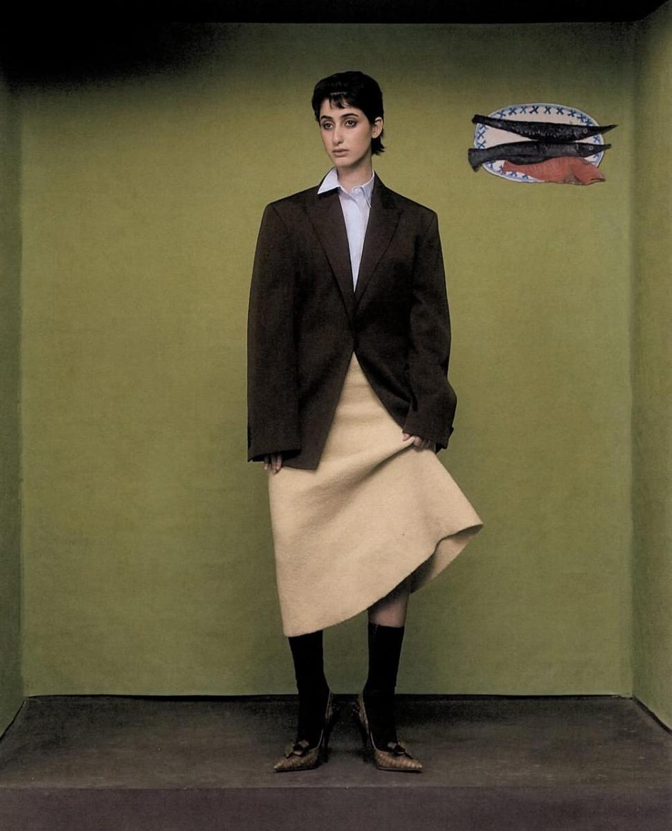 رما دواجي ترتدي لوك ريترو مستوحى من تلميذة المدرسة